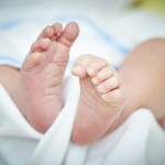 心配でたまらない！赤ちゃんの血便とその原因とは