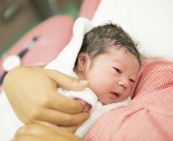 「早期母子接触（カンガルーケア）」の気になる効果やリスクについて