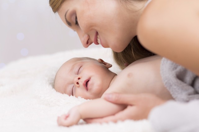 「早期母子接触（カンガルーケア）」の気になる効果やリスクについて