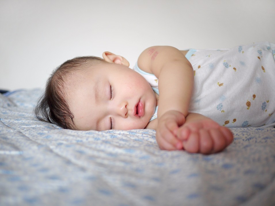 赤ちゃんの顔の向きが気になる時に、簡単にできる「向き癖」の治し方5つ