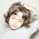 実は秋と冬が危険な「アタマジラミ」の3つの原因と駆除法