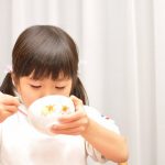 ついにデビュー！子供にお箸の持ち方を教える4つのタイミングと教え方