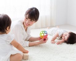 生後6か月頃から始めたい、赤ちゃんのおすわりの練習のポイント