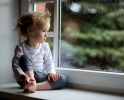 赤ちゃんの機嫌も雨模様。雨の日のぐずりが酷い理由と予防策5つ