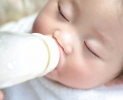 ミルクの量が適切かどうかを判断する4つの方法と月齢別の目安
