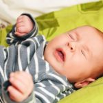 新生児のくしゃみが頻繁に出る2つの理由と回数を減らす方法