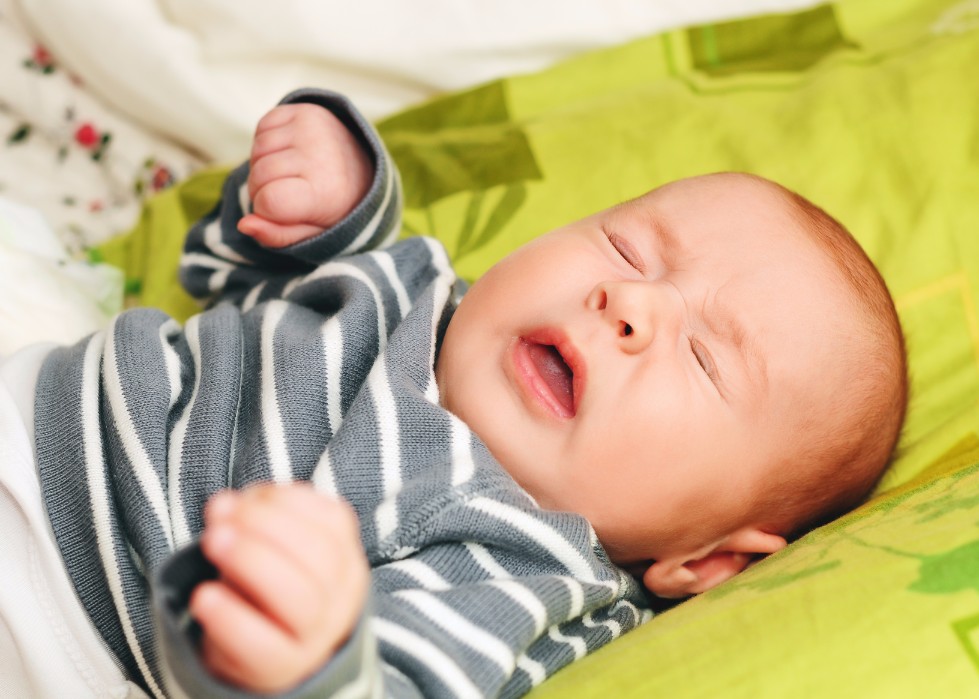 新生児のくしゃみが頻繁に出る2つの理由と回数を減らす方法
