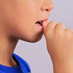 子供から親へのSOSのサイン！「爪噛み」の原因と8つの治し方