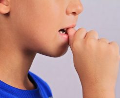 子供から親へのSOSのサイン！「爪噛み」の原因と8つの治し方