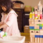 外遊びできない日でも室内で楽しめる、二歳児向けの5つの遊び