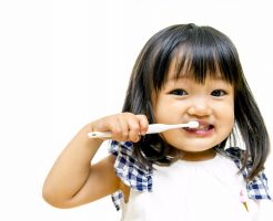 歯磨き粉はいつから子供に使わせる？選び方のポイント4つ
