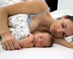 母乳が耳に入ると危険！添い乳が招く「ミルク中耳炎」とは？