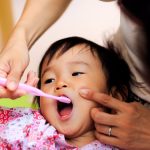 生え始めたらSTART！月齢別赤ちゃんの歯のケア方法
