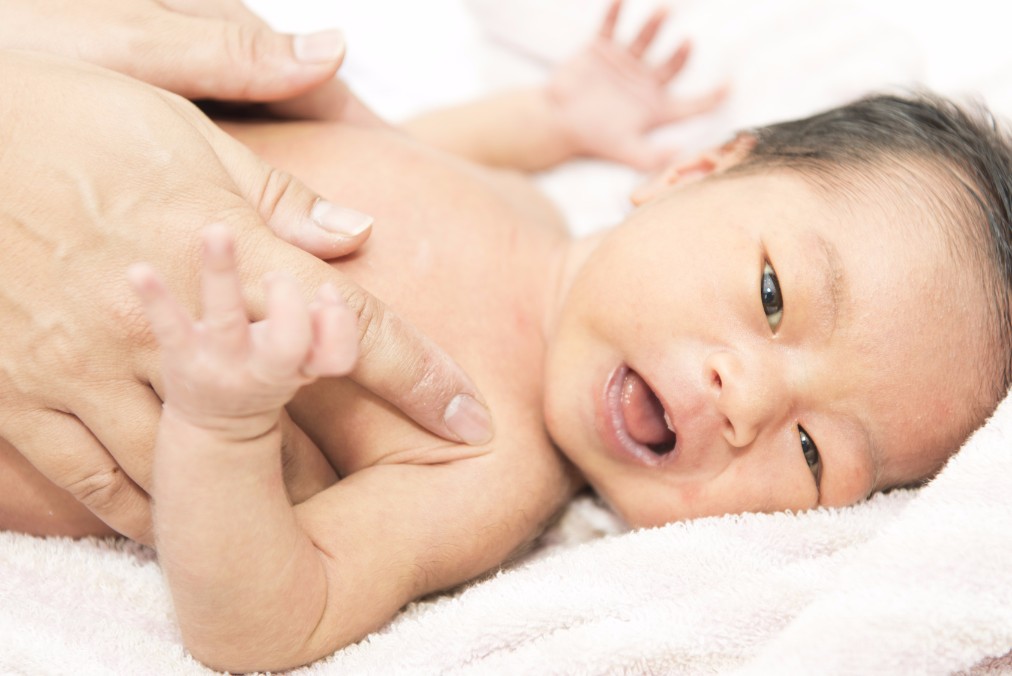新生児期の赤ちゃんに見られる「生理的体重減少」はなぜ起こるの？