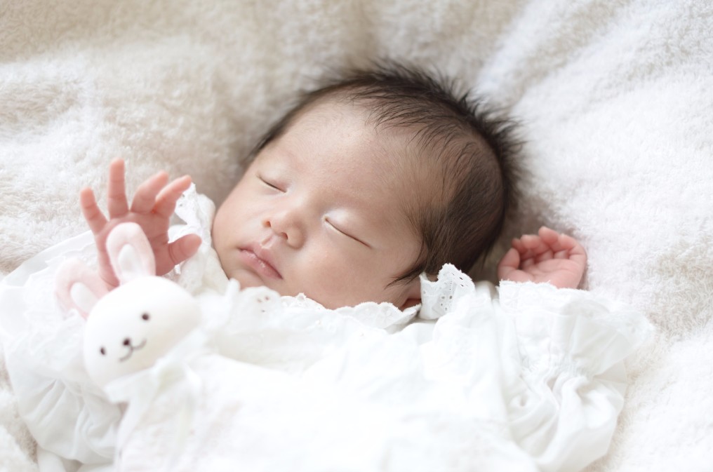 おくるみが赤ちゃんにもたらす、6つの効果と月齢別の巻き方