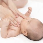 3つのメリットが得られる「ベビーマッサージ」はいつからOK？