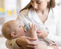 赤ちゃんが出す「ミルク飲み過ぎ」の10のサインと予防する方法