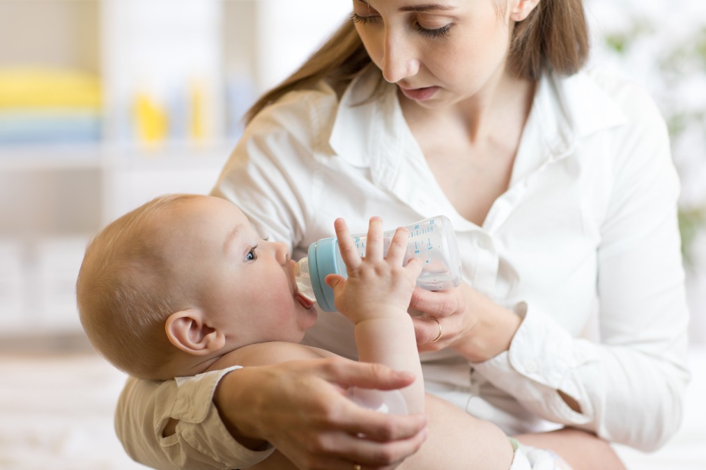 赤ちゃんが出す「ミルク飲み過ぎ」の10のサインと予防する方法 ママピース