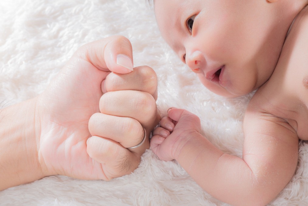 赤ちゃんが指しゃぶりをする4つの理由とやめさせる時期