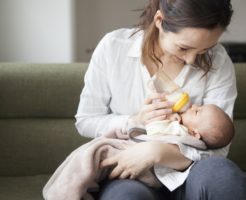 赤ちゃんが吐き戻しをする3つの理由と吐いた時の対処法