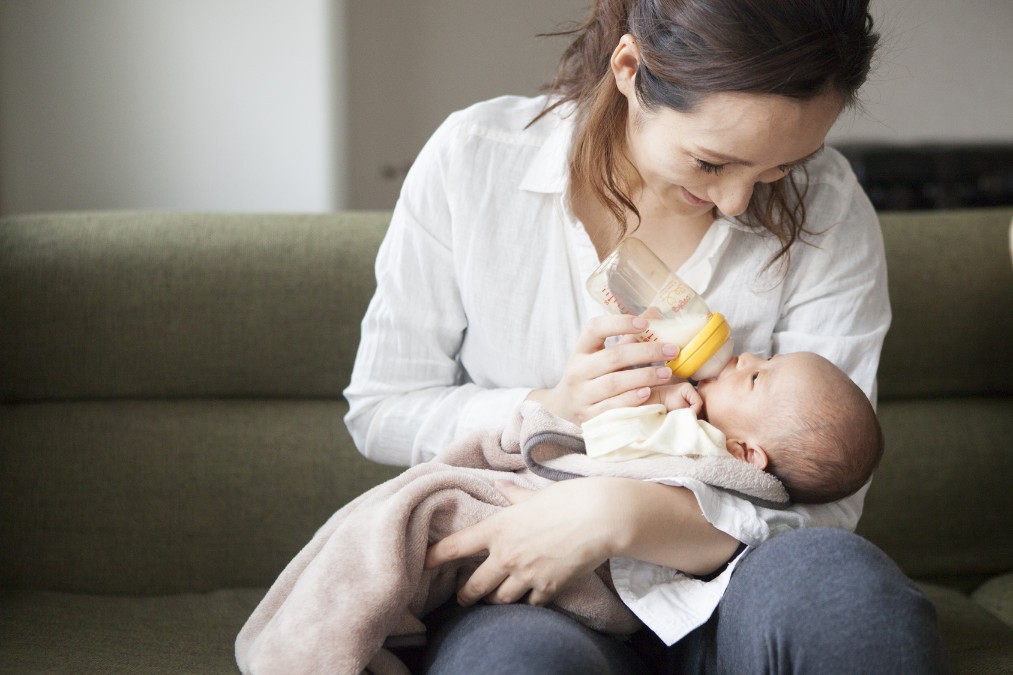 赤ちゃんが吐き戻しをする3つの理由と吐いた時の対処法 ママピース