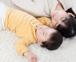 赤ちゃんと安全に添い寝をするために気を付けたいこと5つ