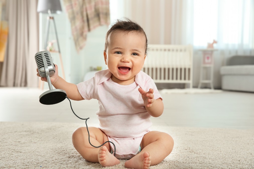 赤ちゃんが奇声を発する7つの理由と対応方法