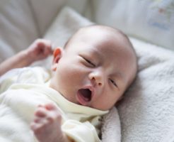 苦しそうに見える赤ちゃんのしゃっくりを止める5つの方法
