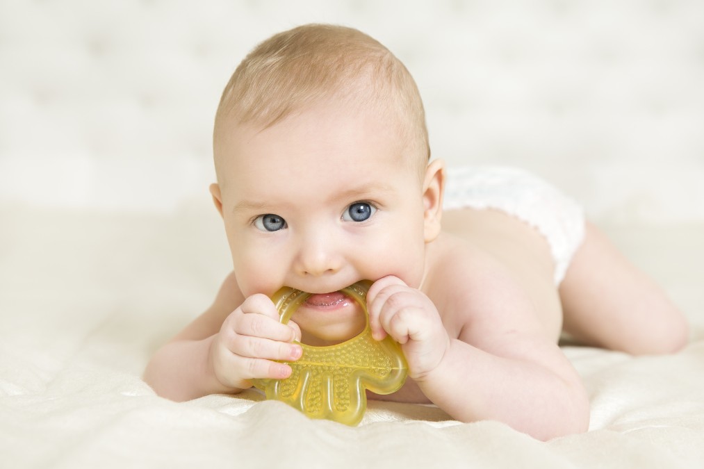 赤ちゃんが人や物をガブリと噛む8つの理由と予防する方法