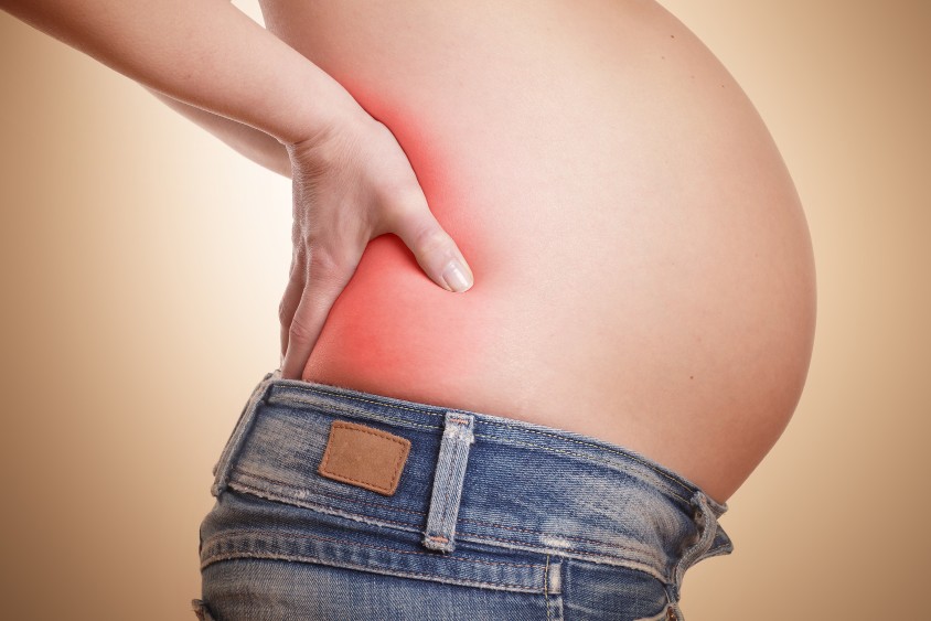 妊娠中に腰痛が起こりやすいのはなぜ？原因と対処法