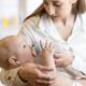 赤ちゃんが出す「ミルク飲み過ぎ」の10のサインと予防する方法